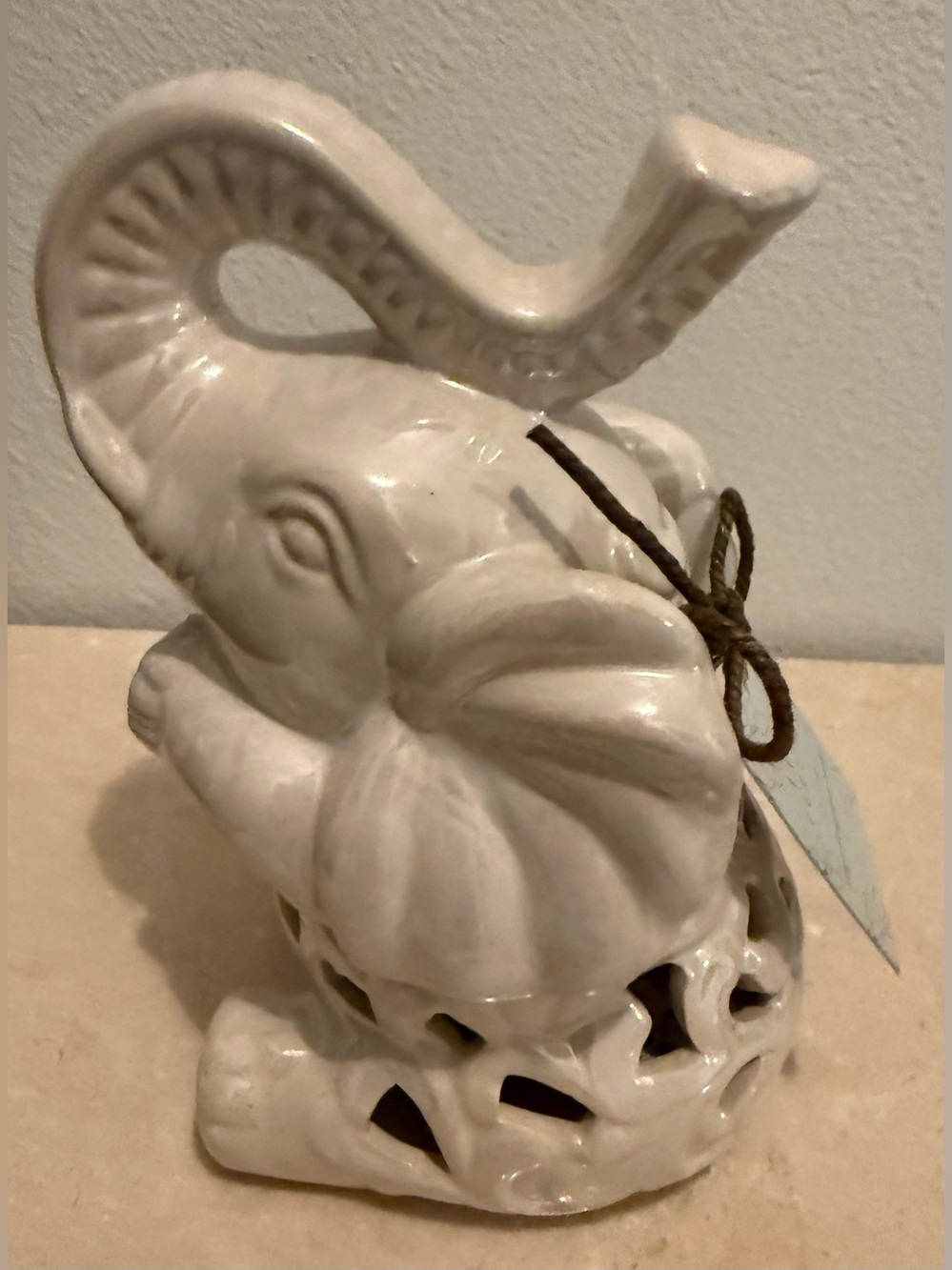 NWTs White Iridescent Elephant Figurine & Potpourri holder. 6.5”H